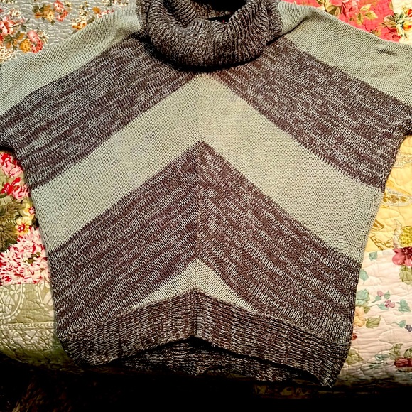 Love by Chesley Sweaters - Short sleeve sweater, shorter in front.